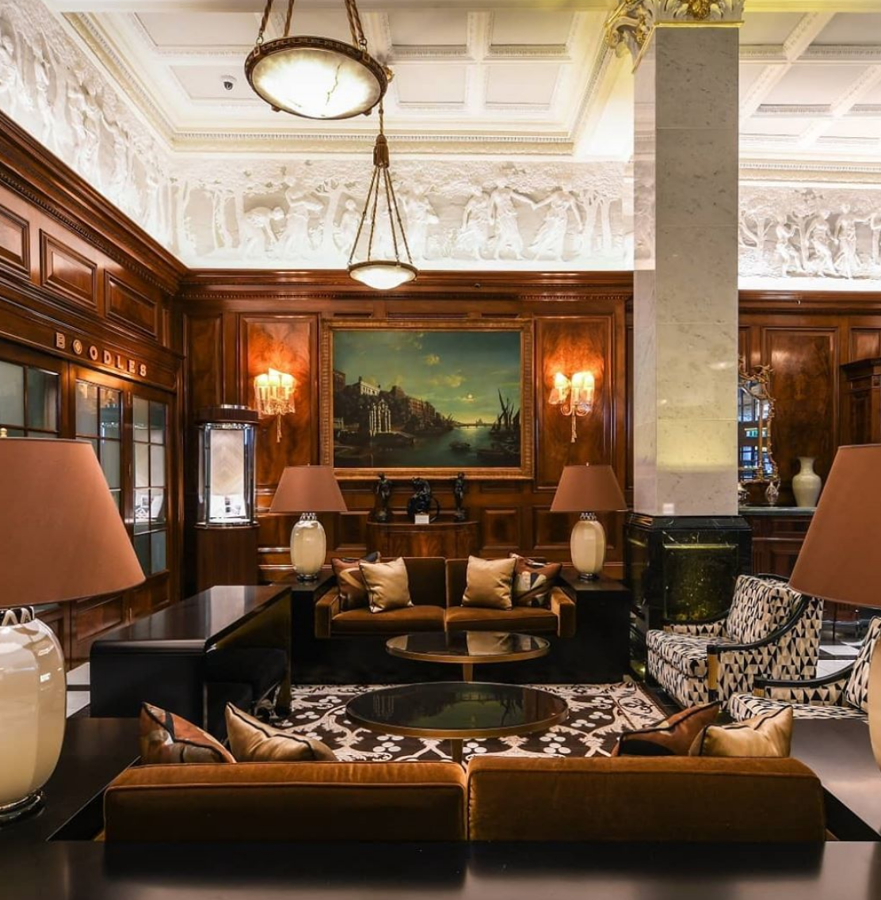 The Savoy, Londres. The Savoy fue el primer hotel de lujo de Londres, lo que atrajo durante muchos años a numerosas celebridades y personajes ilustres, como es el caso de la reina Isabel II, quien celebró en él su baile de coronación en 1953. Pero esta no es la única historia que de él se cuenta. Winston Churchill acudía a comer allí durante los bombardeos alemanes para transmitir tranquilidad a la población y el cómico y director Charlie Chaplin se alojó con su familia durante tres meses en 1952.