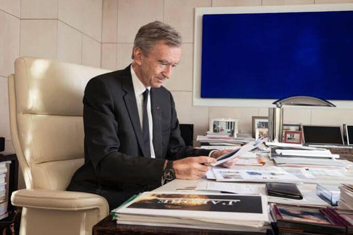 Bernard Arnault, propietario del grupo LVMH. Esta sea quizás la premisa más complicada, pero no se trata de un imposible. El propietario del conglomerado de lujo LVMH considera que aprender a invertir es un básico que todo emprendedor debería seguir. Muchas personas creen que invertir es demasiado arriesgado, pero si uno se rodea de gente experta en la materia, que sepa aconsejar sobre dónde poner el dinero y en qué momento, los frutos llegarán tarde o temprano. Invertir tu dinero en crear un negocio propio también cuenta.