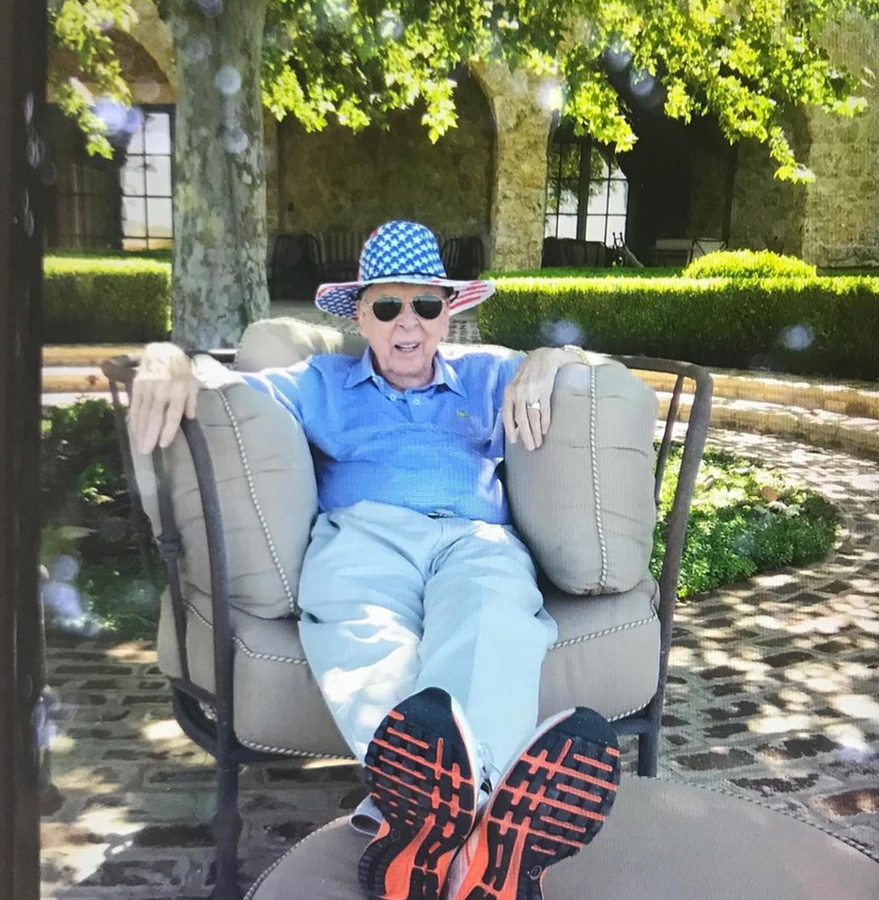 T. Boone Pickens, presidente de BP Capital. Parece algo muy simple y absurdo, pero hacer una lista de la compra con las cosas que realmente se necesitan es fundamental para ahorrar y el ahorrar puede llevarte a crear tu pequeña fortuna. T. Boone Pickens, presidente de BP Capital, consiguió una fortuna de 500 millones de dólares a lo largo de su vida –falleció en 2019– gracias, entre otras cosas, a sus listas de prioridades. Esto no solo vale cuando vas a hacer la compra de alimentos, sino también con el mobiliario, la ropa y otras necesidades. Evitar hacer gastos innecesarios y no derrochar en cosas que realmente no se necesitan, esas que en numerosas ocasiones nos crean los anuncios y medios de comunicación, es de primero de millonario.