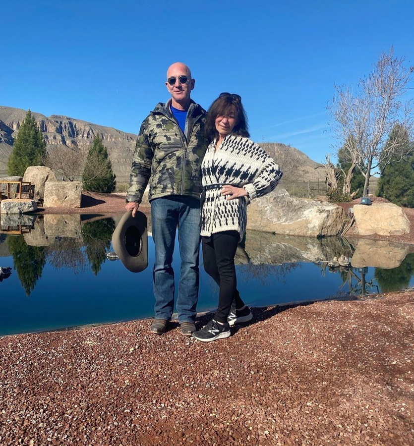 Jeff Bezos, fundador de Amazon. Siguiendo la línea de los consejos y hábitos más sencillos, esos que podría llevar a cabo cualquier persona, está el de Jeff Bezos. El fundador de Amazon confesó en una entrevista con Wall Street Journal que una de las cosas fundamentales para triunfar y rendir al máximo es dormir bien, algo muy obvio sí, pero no todo el mundo lo lleva a cabo cuando tiene mucho trabajo. Descansar es importante para rendir, esto es así. Además, este empresario remarca la importancia de no usar relojes con alarma e intentar despertarse de forma natural y temprano, algo complicado, pero no imposible una vez te habitúas.