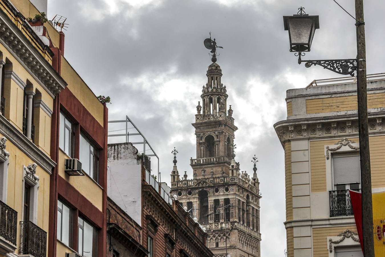 En imágenes, jueves lluvioso en Sevilla