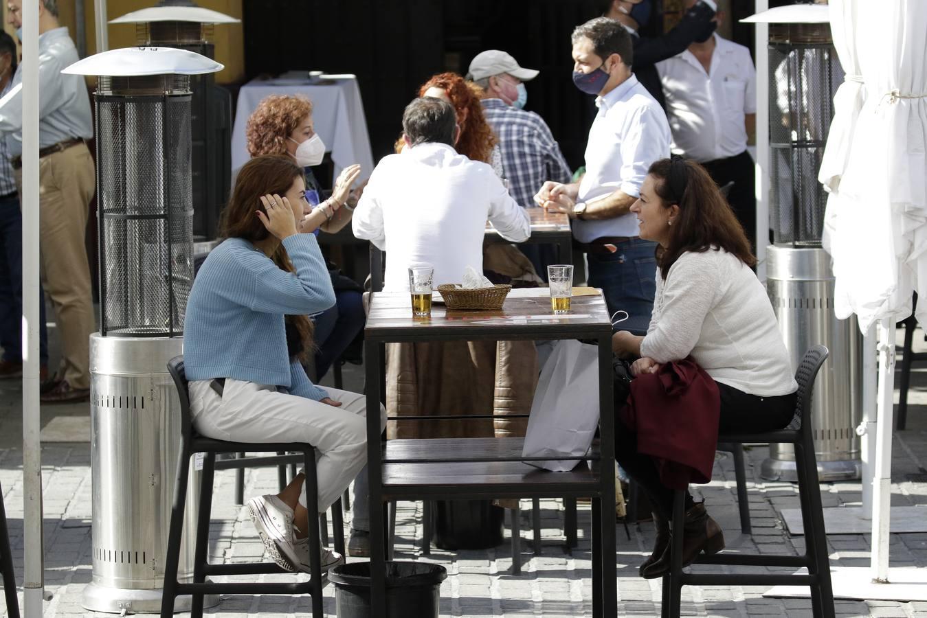 Ambiente en los bares de Sevilla, antes de la puesta en marcha de las nuevas restricciones