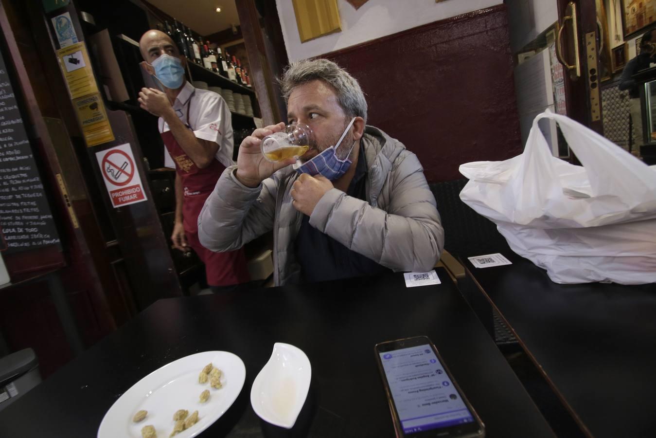 Ambiente en los bares de Sevilla, antes de la puesta en marcha de las nuevas restricciones