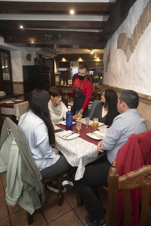 En imágenes, la última noche en la hostelería cordobesa antes del cierre a las 10