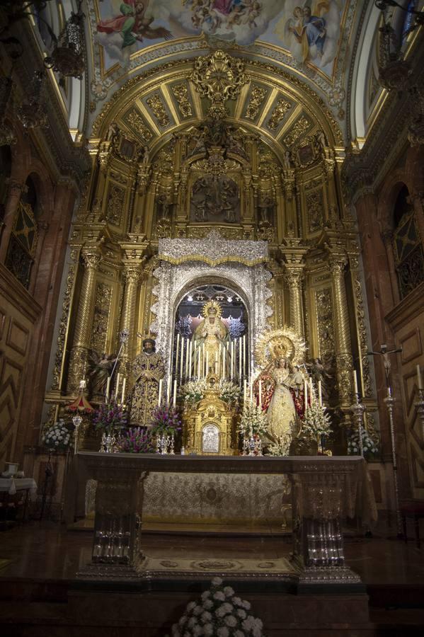 El altar de la función principal de instituto de la Macarena