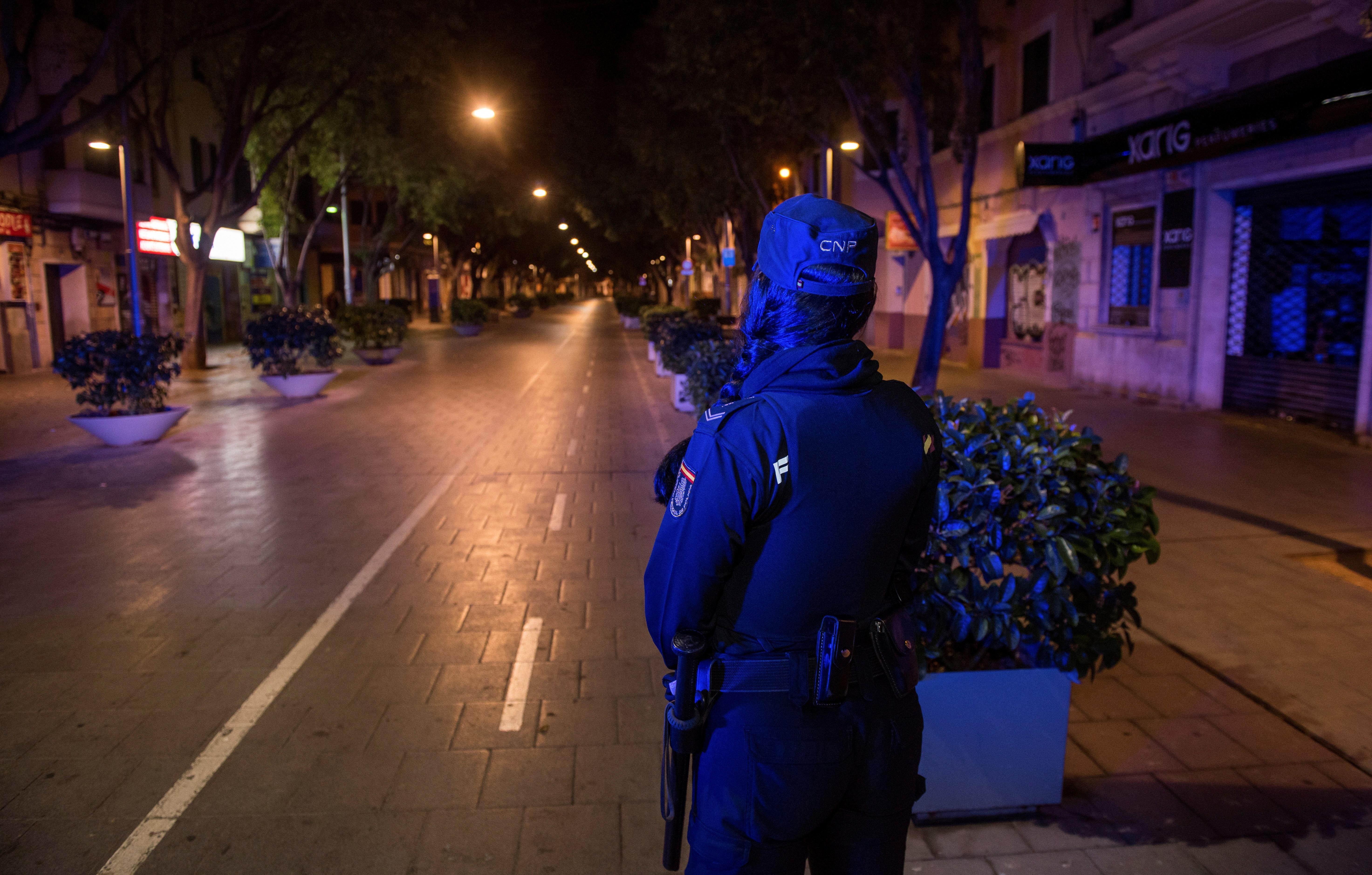 La Policía vigila el cumplimiento de las medidas. Los agentes de las Policías Nacionales y Locales son los encargados por velar por el cumplimiento del toque de queda. Como en esta imagen en la céntrica calle de la Blanquerna de Palma de Mallorca