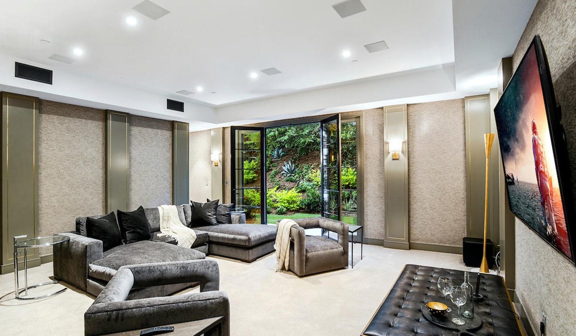 La nueva mansión de Cameron Diaz. La comodidad y el confort son las premisas principales que han seguido a la hora de amueblar la casa, de ahí que no falten los sofás mullidos, alfombras, cojines y amplias camas.