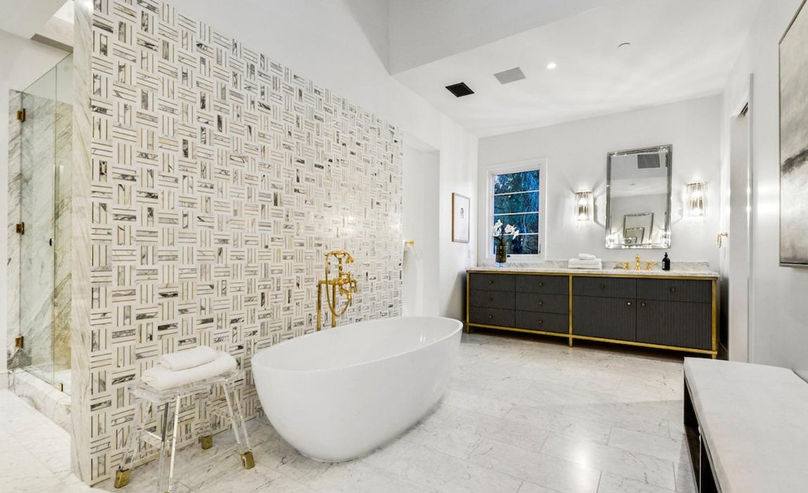 La nueva mansión de Cameron Diaz. Aunque el baño presente una amplia bañera con jacuzzi y ducha de vapor, en la mansión hay instalado un acogedor Spa y un gimnasio.