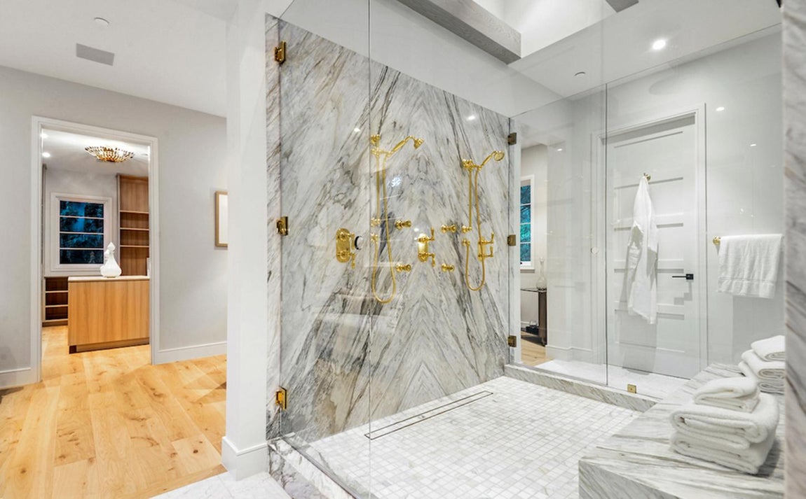 La nueva mansión de Cameron Diaz. Cada detalle está cuidado a la perfección para conseguir un resultado exquisito. Desde los techos abovedados a los grifos dorados de los baños de estilo vintage, las salas de doble altura y los muebles de vanguardia.