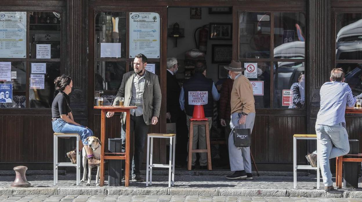 Así viven las nuevas restricciones los bares tradicionales de Sevilla