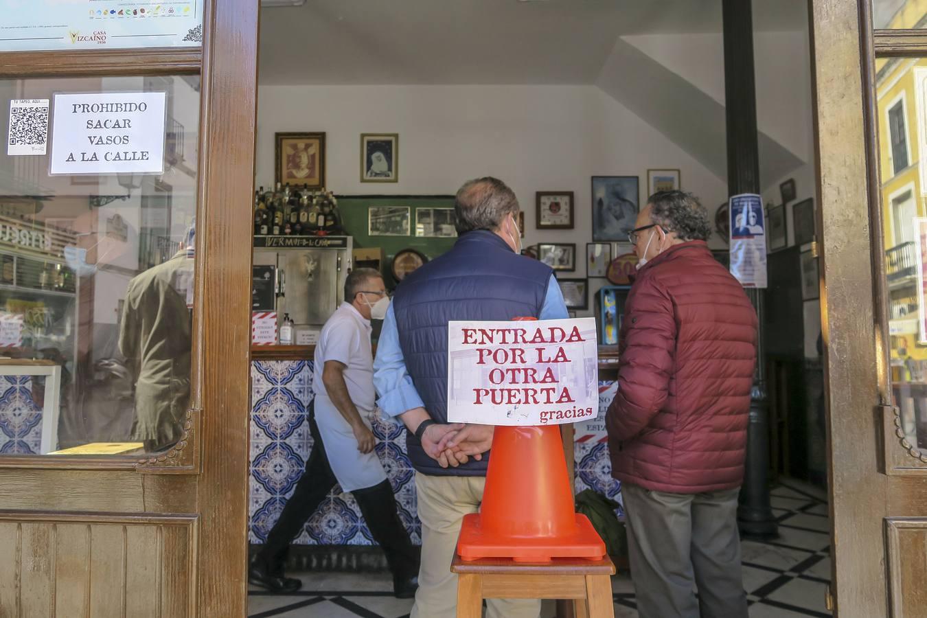 Así viven las nuevas restricciones los bares tradicionales de Sevilla