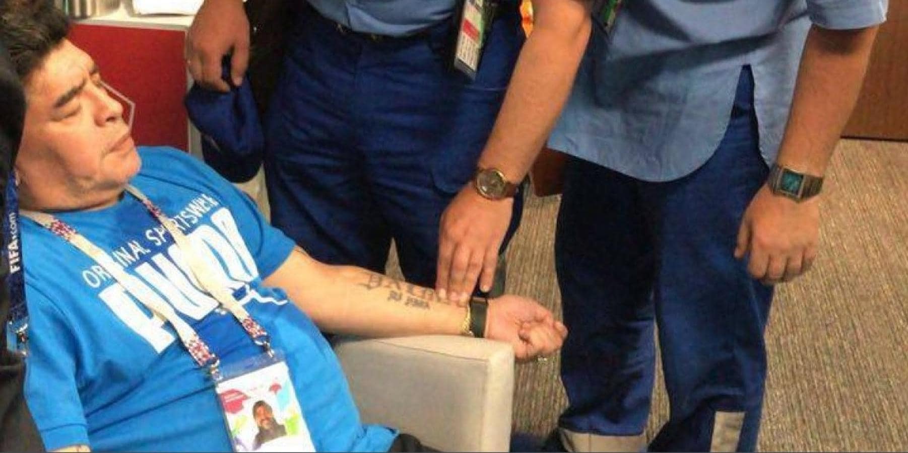 Maradona, atendido por un médico en Rusia. 