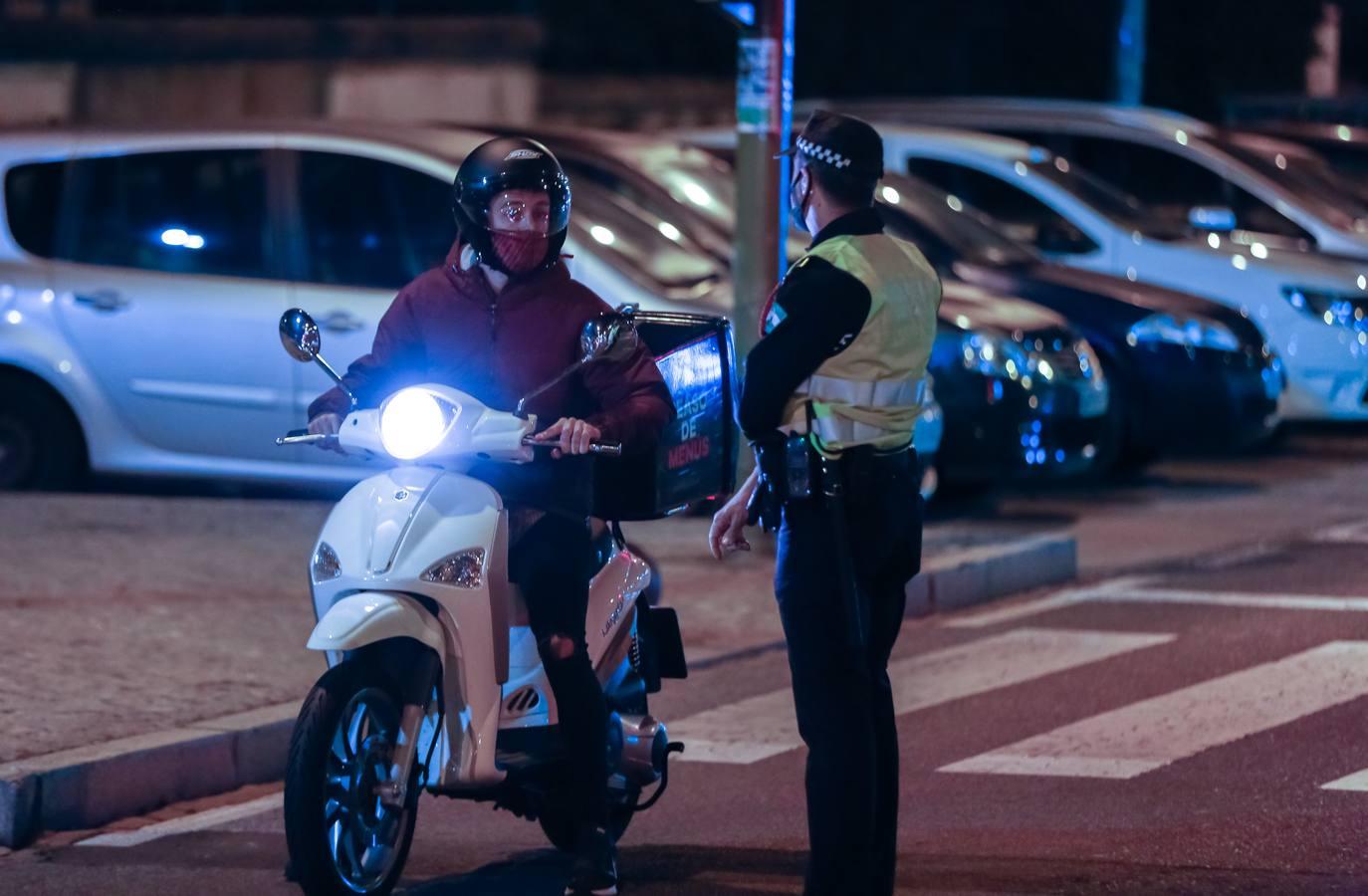 En fotos, despliegue policial en Sevilla para vigilar el toque de queda y evitar algaradas