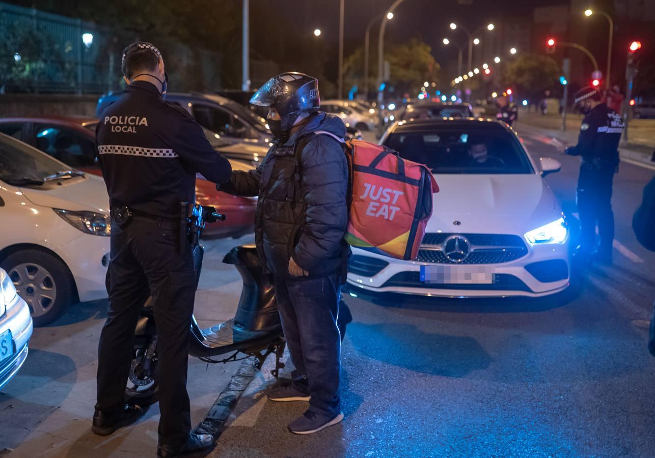 En fotos, despliegue policial en Sevilla para vigilar el toque de queda y evitar algaradas