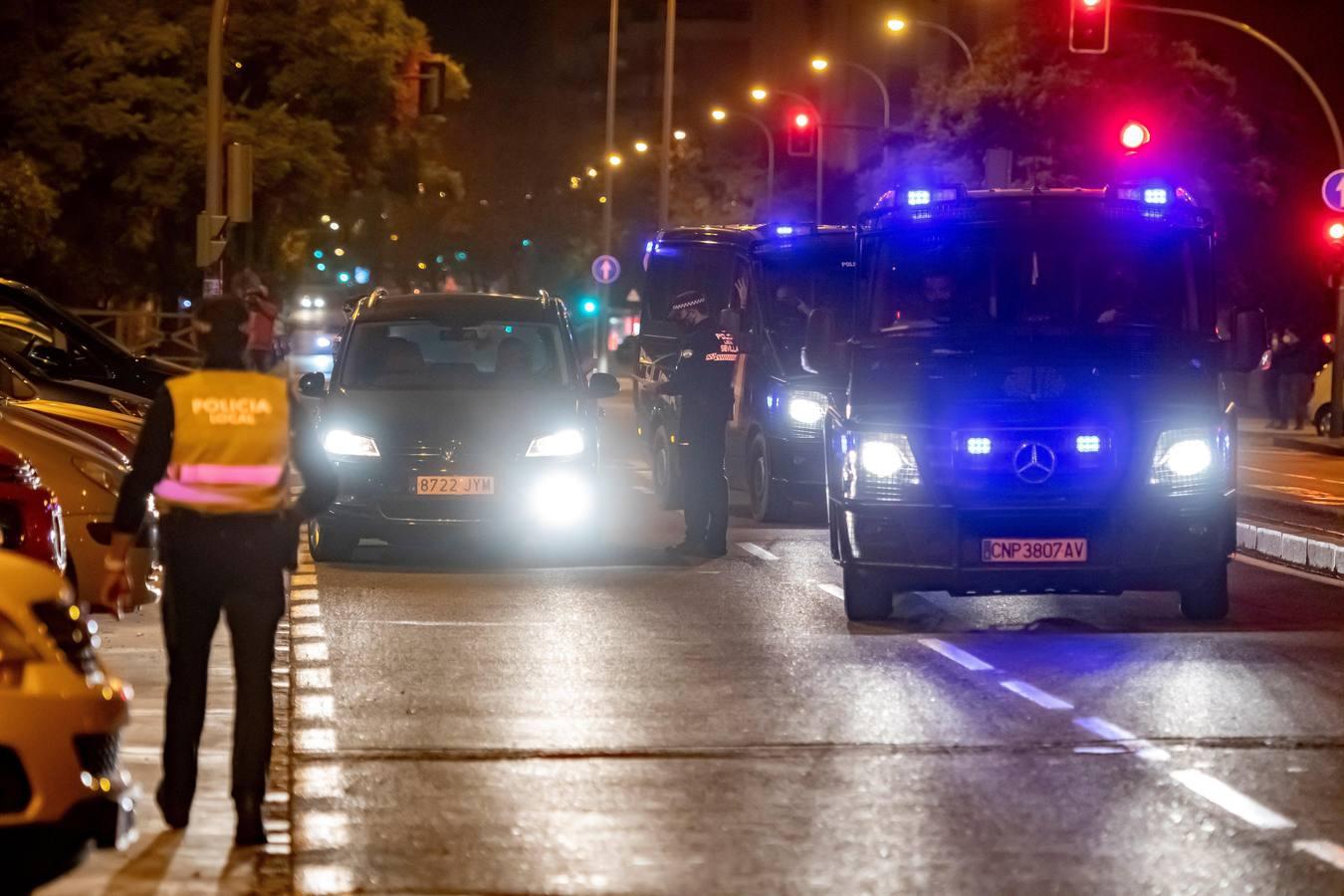 En fotos, despliegue policial en Sevilla para vigilar el toque de queda y evitar algaradas