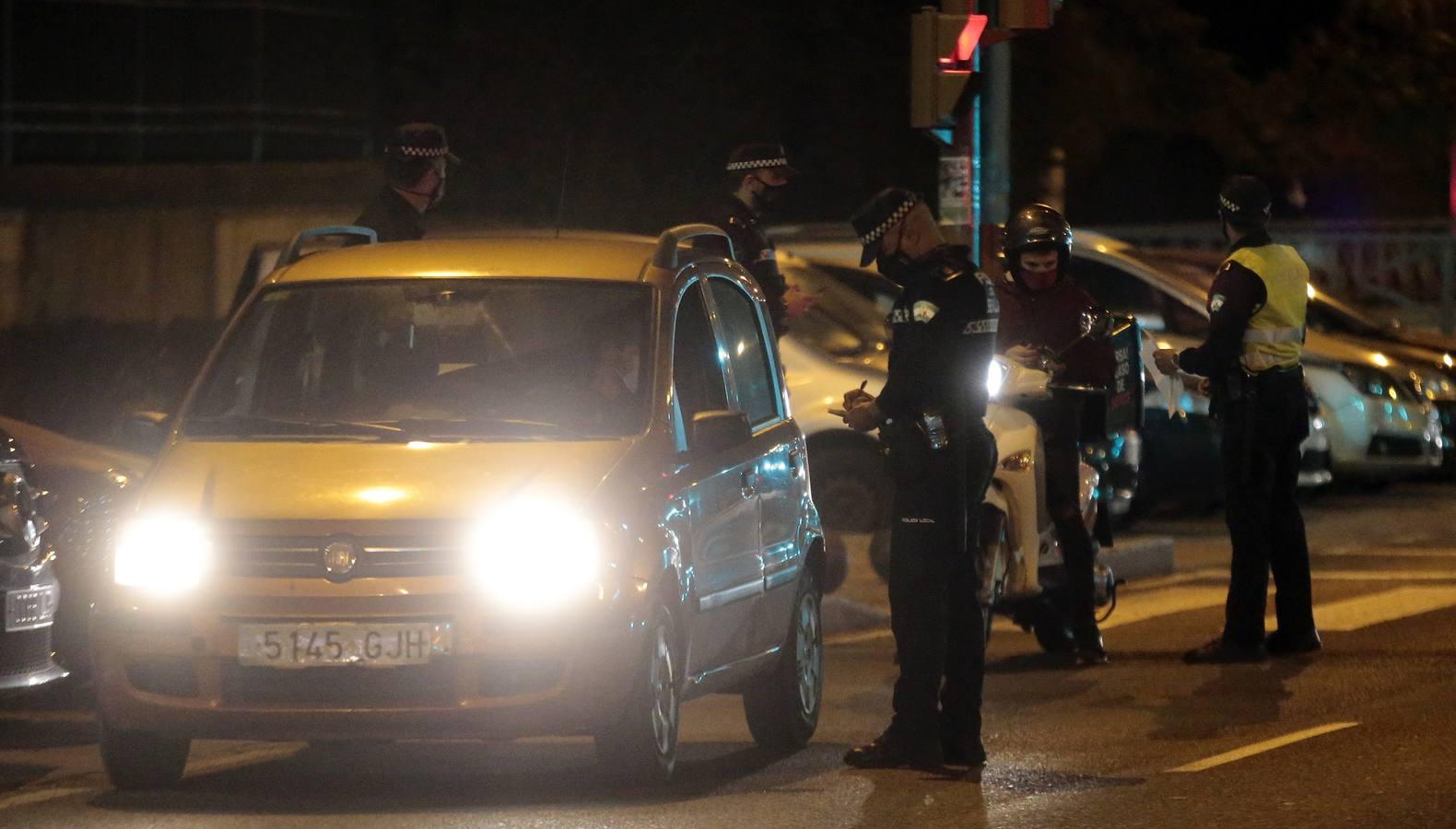 En fotos, despliegue policial en Sevilla para vigilar el toque de queda y evitar algaradas