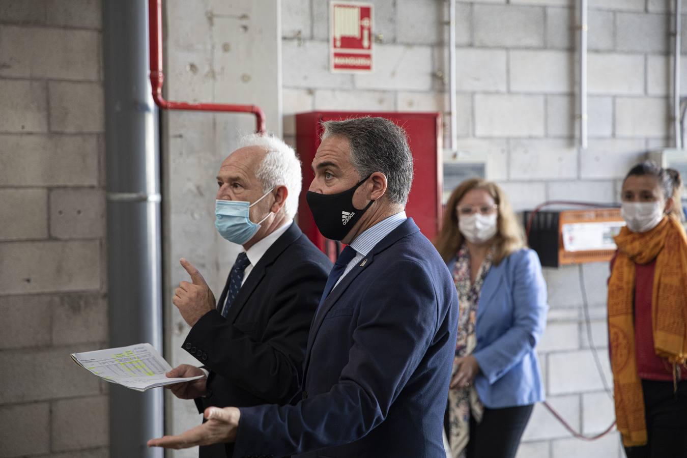 Bendodo visita al almacén central del Servicio Andaluz de Salud