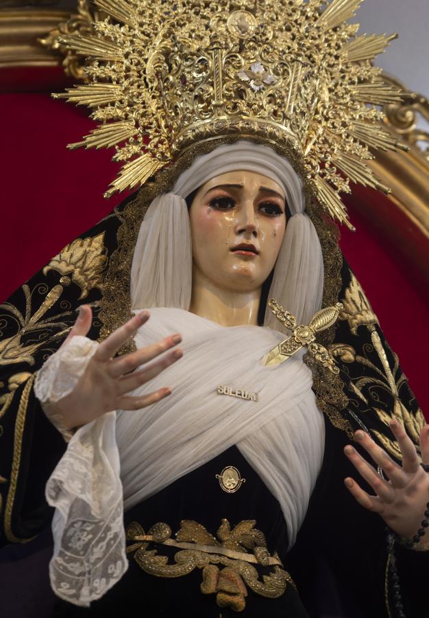 Imágenes de la Virgen de los Dolores y la Soledad de luto