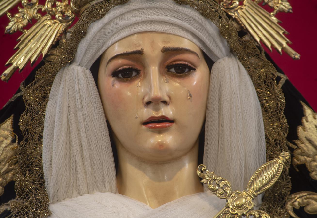 Imágenes de la Virgen de los Dolores y la Soledad de luto