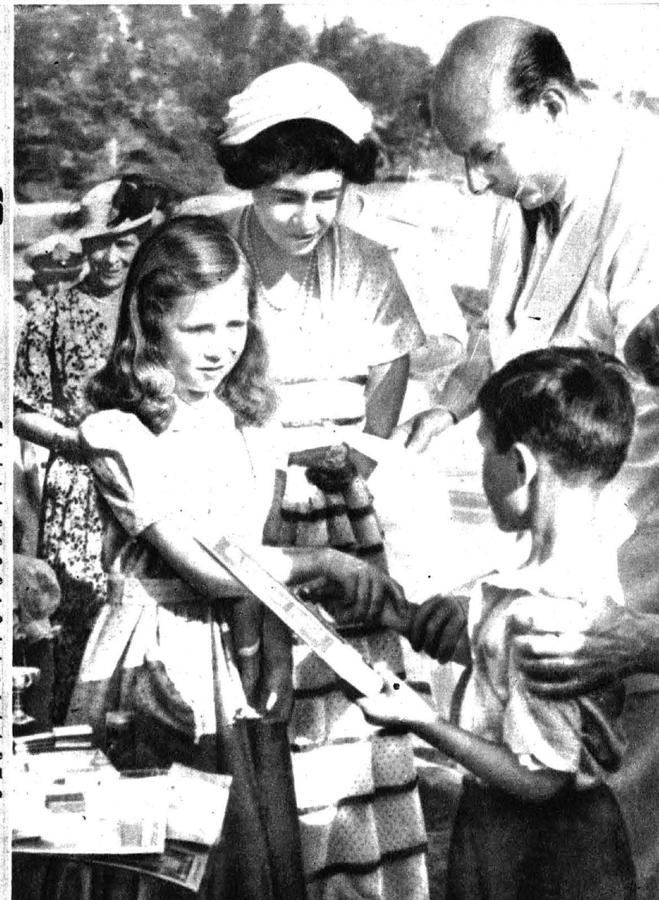 La por entonces Princesa Sofía de Grecia, acompañada de su madre, la reina Federica, en Atenas, enel año 1949
