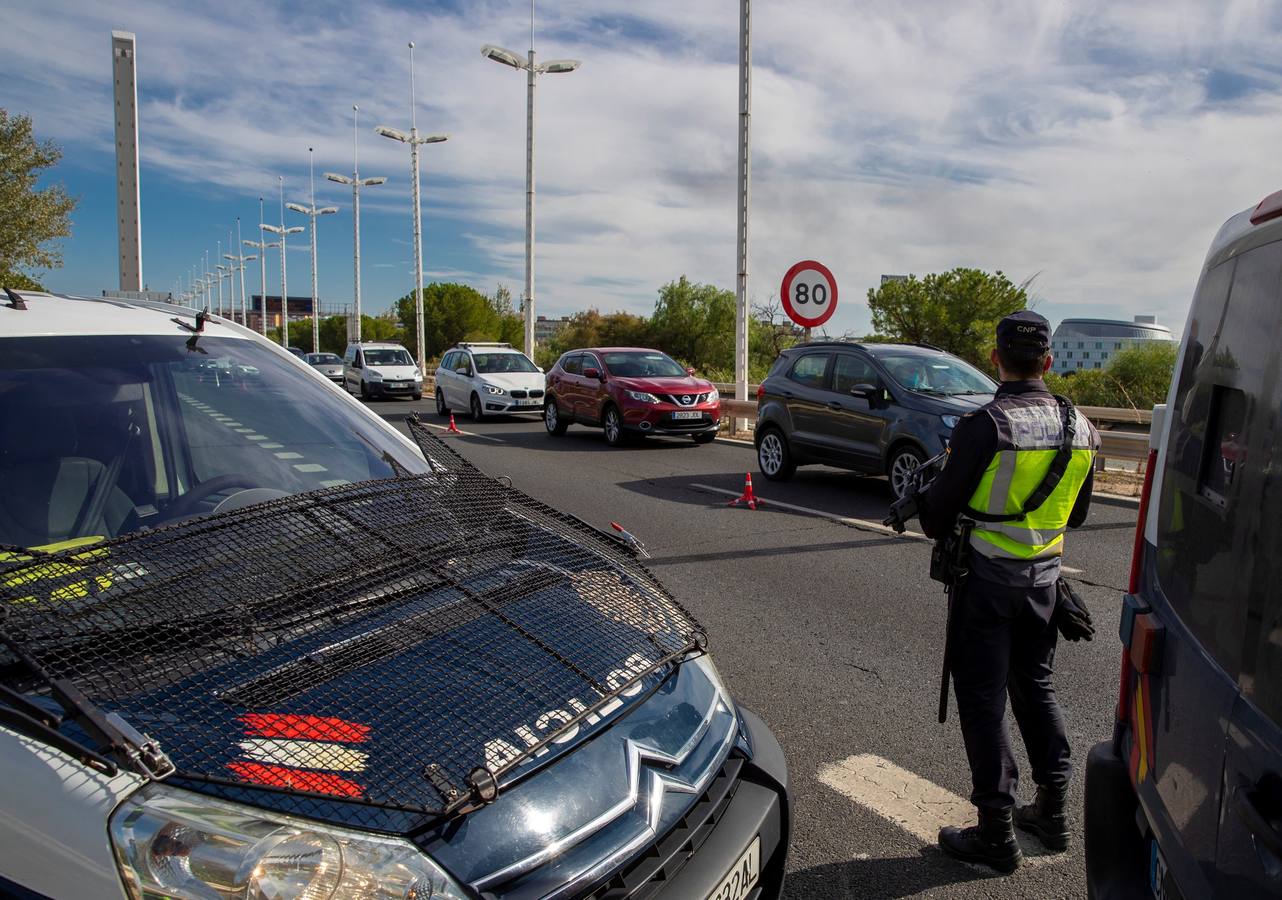 Controles policiales en las salidas de Sevilla por el cierre perimetral