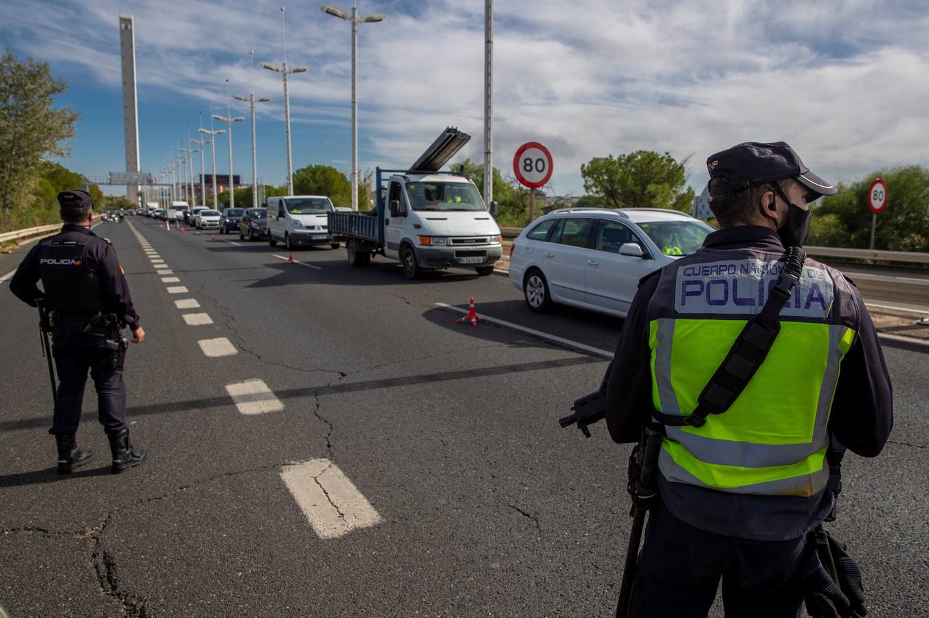 Controles policiales en las salidas de Sevilla por el cierre perimetral