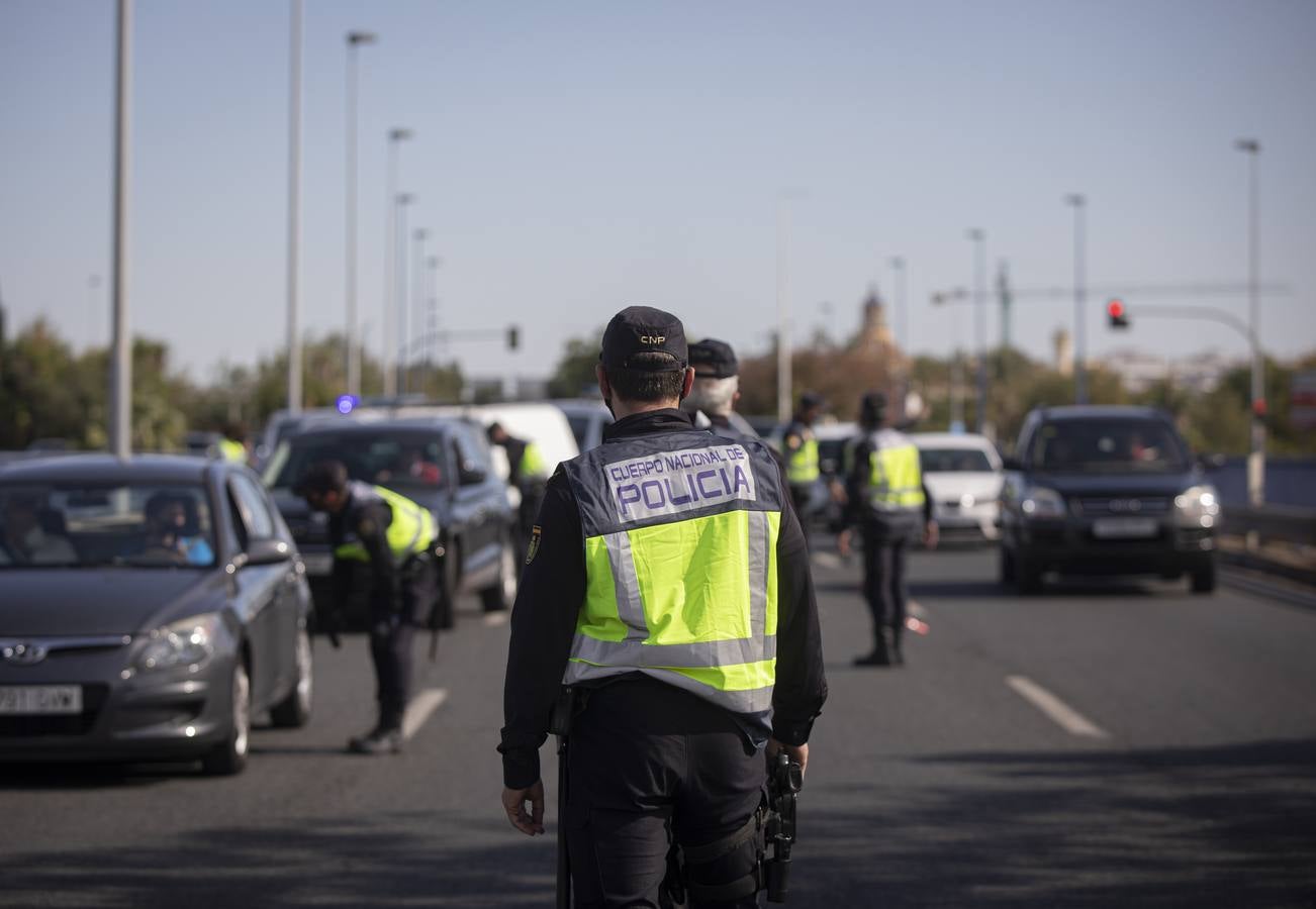 Controles policiales en las salidas de Sevilla por el cierre perimetral