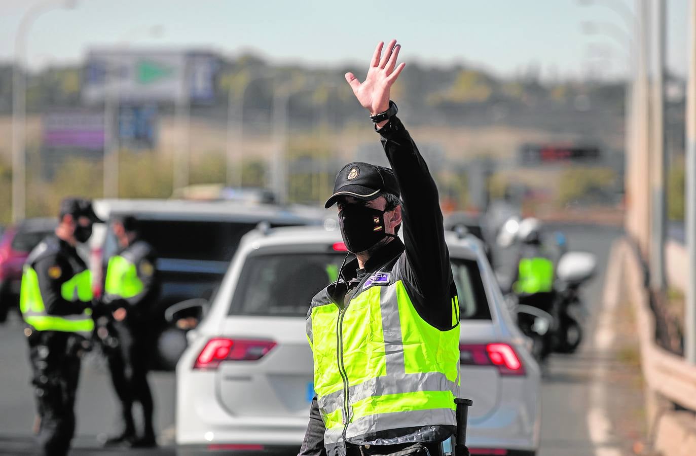 Controles policiales en las salidas de Sevilla por el cierre perimetral