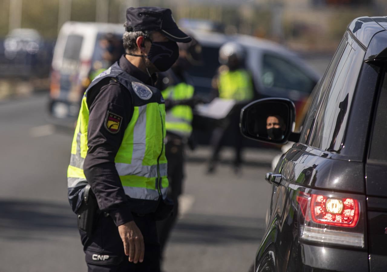 Controles policiales en las salidas de Sevilla por el cierre perimetral