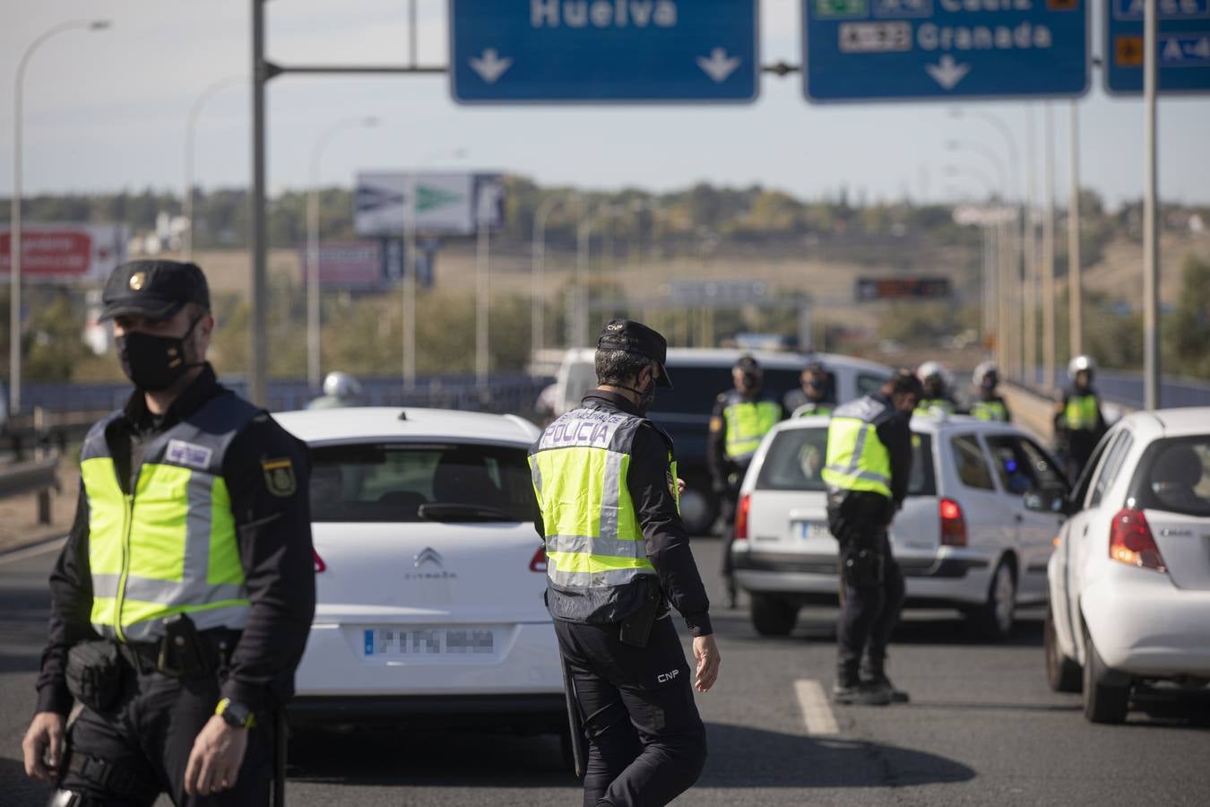 Controles policiales en las salidas de Sevilla por el cierre perimetral