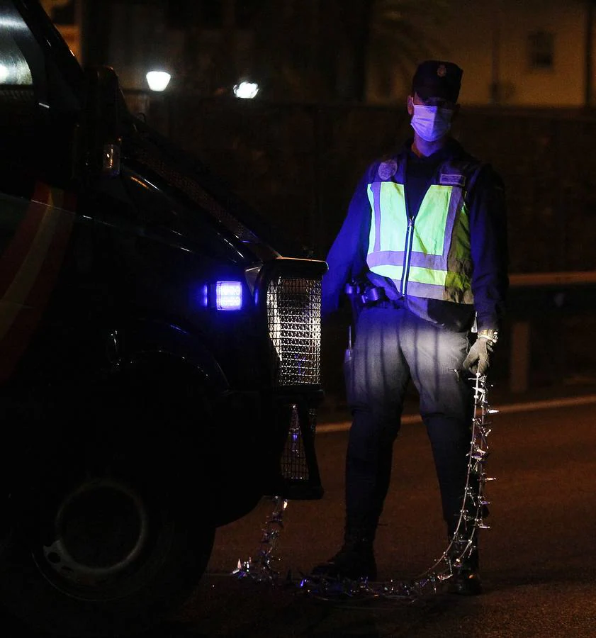 Las imágenes de los primeros controles policiales en el cierre de Sevilla