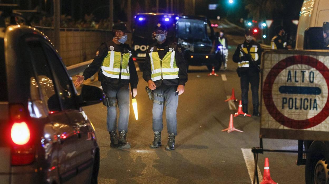 Las imágenes de los primeros controles policiales en el cierre de Sevilla