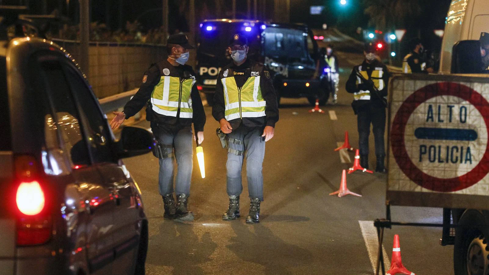 Sevilla cierra sus fronteras: crónica de la primera noche de control policial