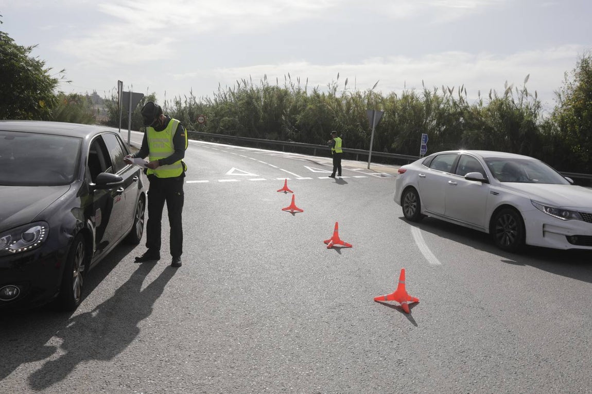 FOTOS: Controles en las primeras horas del cierre perimetral de los municipios de Cádiz