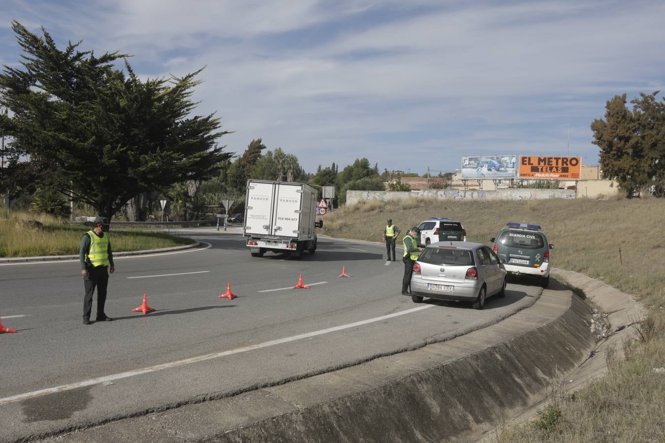 FOTOS: Controles en las primeras horas del cierre perimetral de los municipios de Cádiz