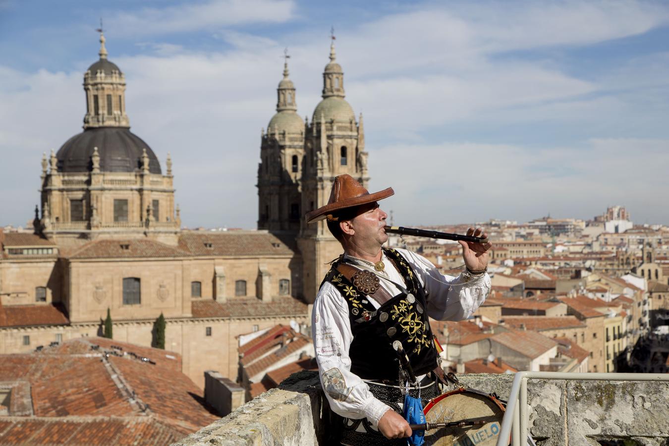 El Mariquelo vuelve al cielo de Salamanca para honrar a las víctimas del coronavirus