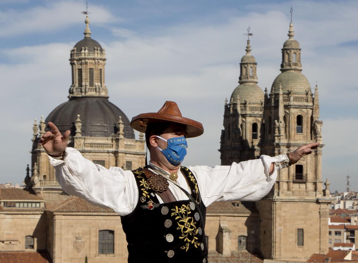 El Mariquelo vuelve al cielo de Salamanca para honrar a las víctimas del coronavirus