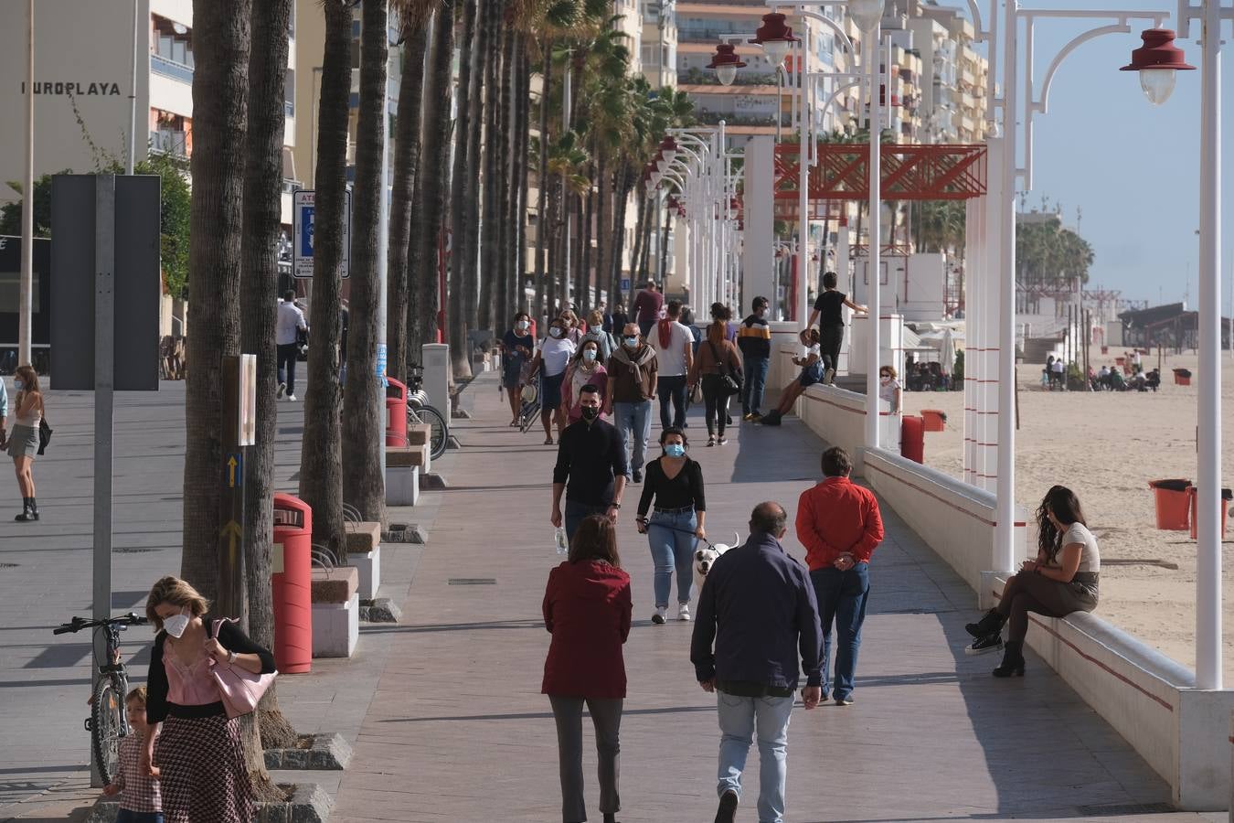 FOTOS: La Bahía de Cádiz sale a la calle y disfruta de su «semi-libertad»