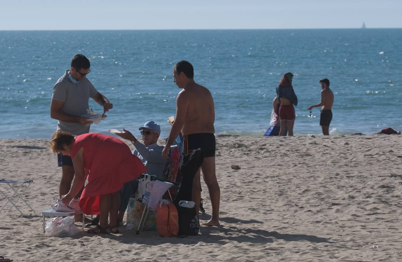 FOTOS: La Bahía de Cádiz sale a la calle y disfruta de su «semi-libertad»