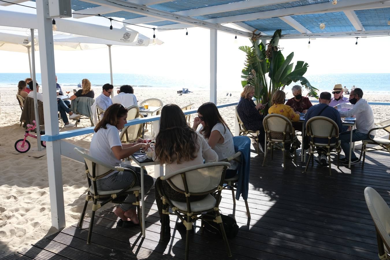 FOTOS: La Bahía de Cádiz sale a la calle y disfruta de su «semi-libertad»