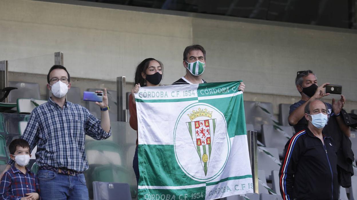 El ambiente en la grada del Arcángel de Córdoba, en imágenes