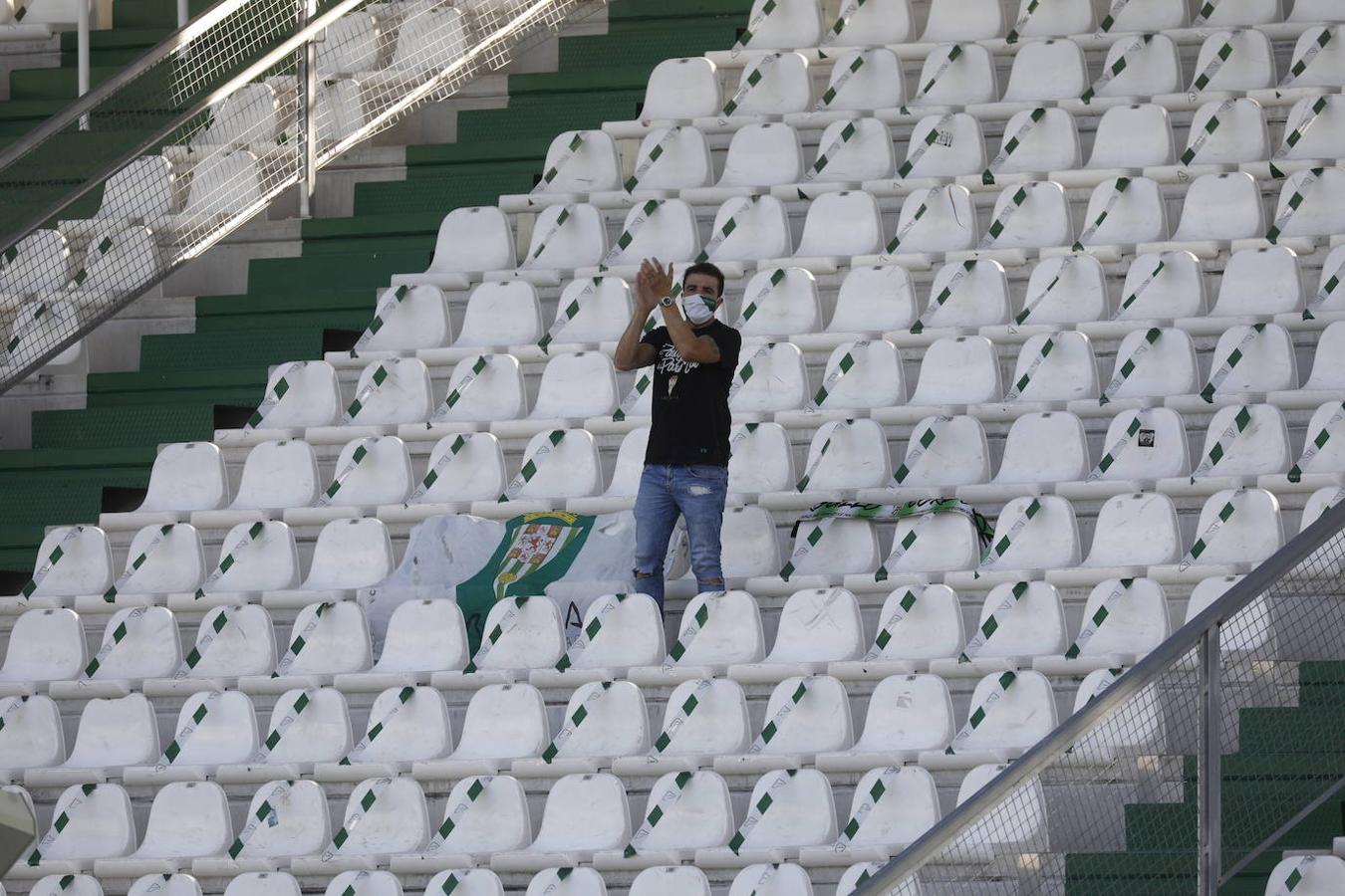 El ambiente en la grada del Arcángel de Córdoba, en imágenes