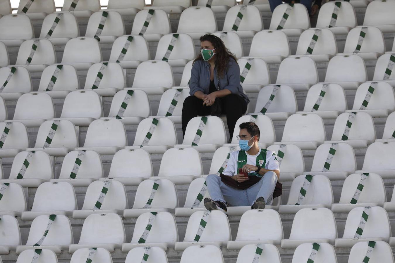 El ambiente en la grada del Arcángel de Córdoba, en imágenes