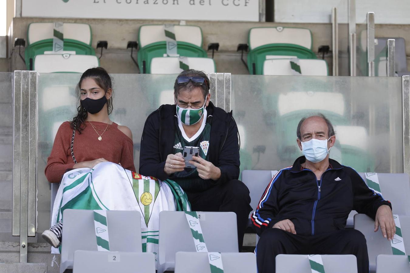 El ambiente en la grada del Arcángel de Córdoba, en imágenes