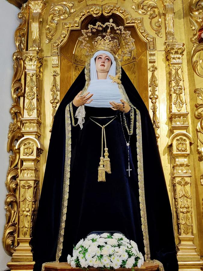 La Virgen, de luto, en el mes de noviembre