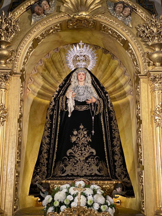 La Virgen, de luto, en el mes de noviembre