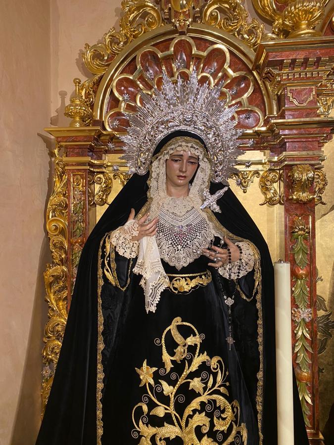 La Virgen, de luto, en el mes de noviembre