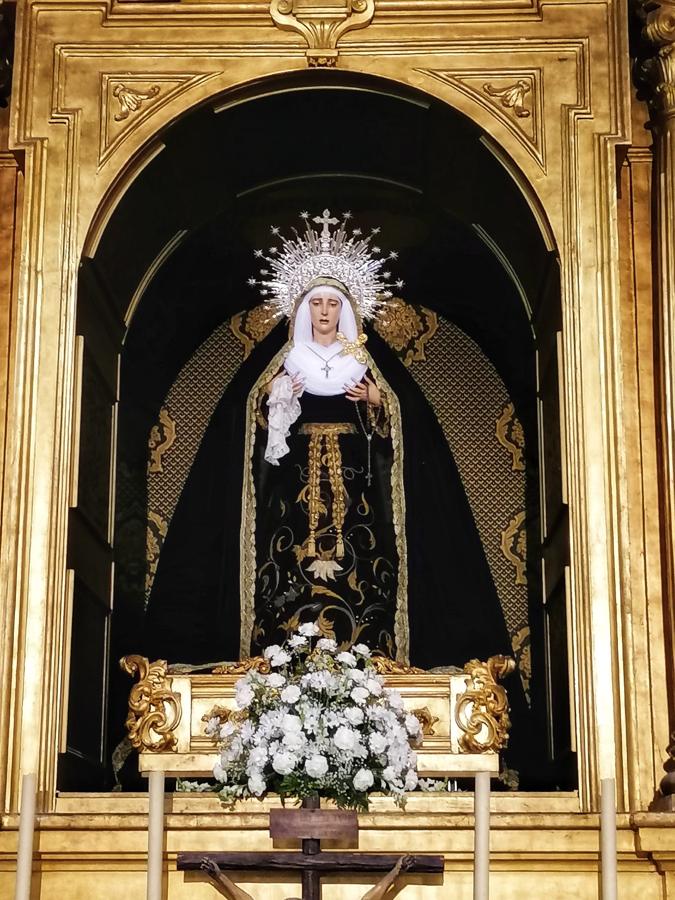 La Virgen, de luto, en el mes de noviembre