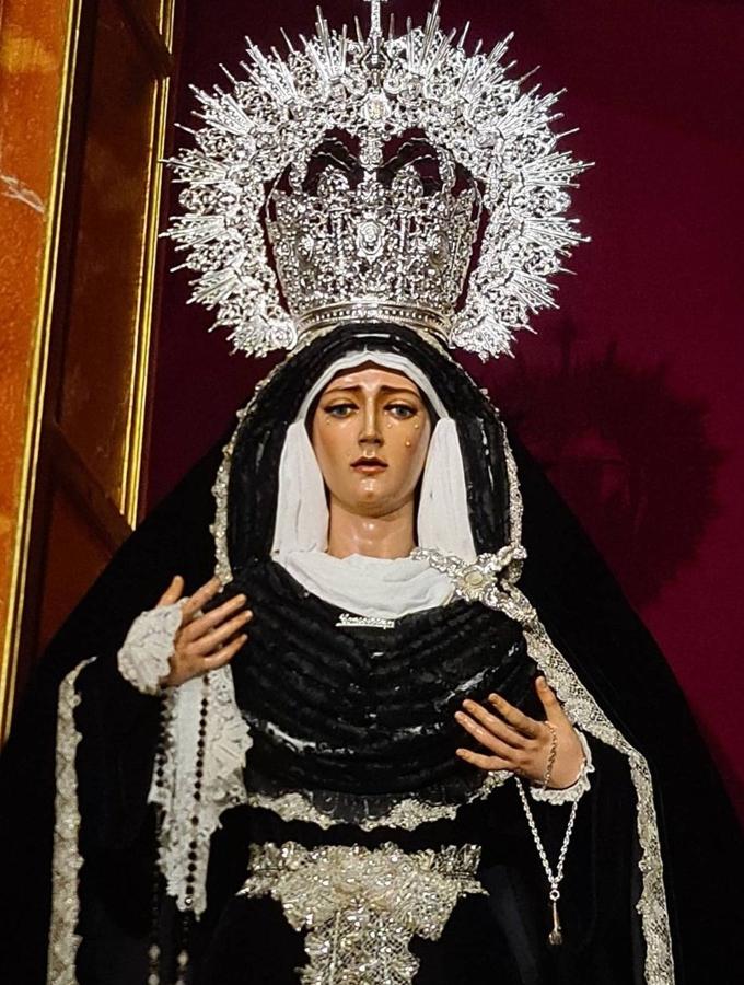 La Virgen, de luto, en el mes de noviembre