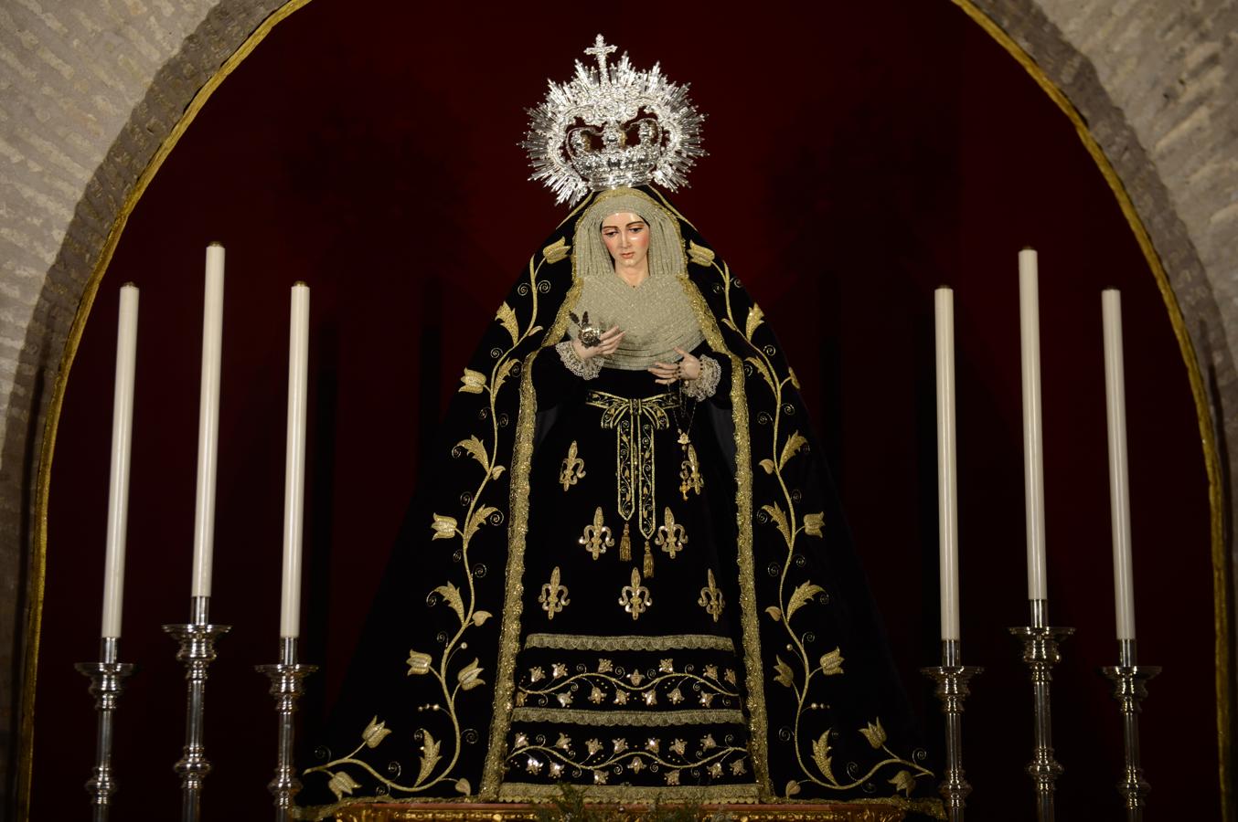 La Virgen, de luto, para el mes de noviembre